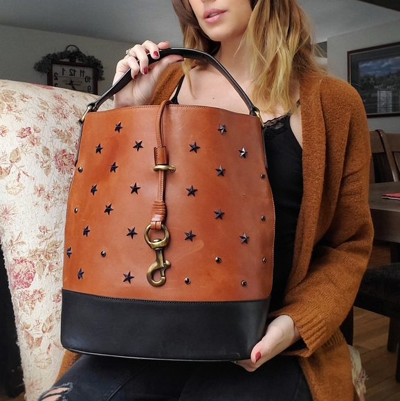 Tommy Hilfiger Handbags - ❗FIRM❗HP🎉Hilfiger Collection Italy Bucket Bag